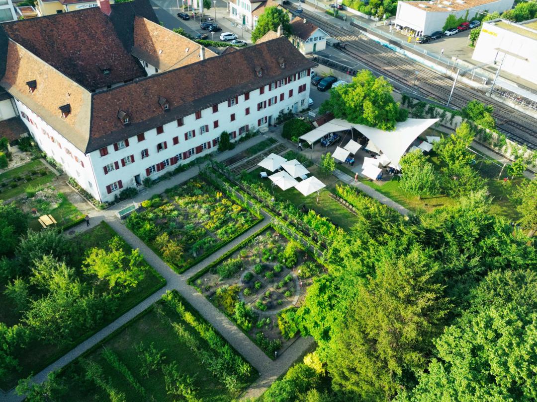 Kloster%20Dornach%20mit%20Klostergarten.%20Drohnenfoto%20Sascha%20Jeger%202022.JPG
